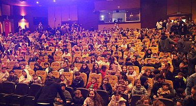 Depremzede çocukların yüzü çocuk oyunu etkinliğiyle güldü