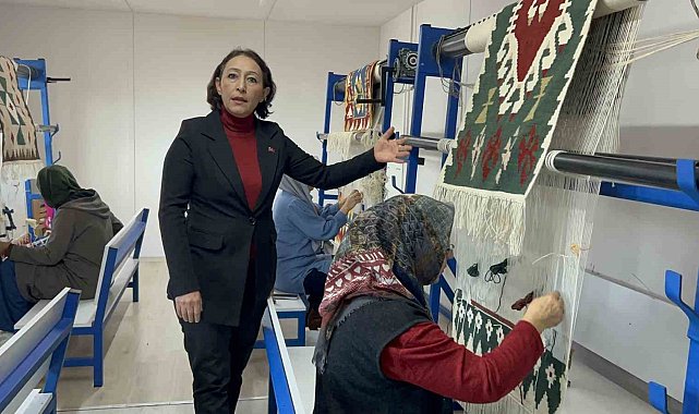 Depremzede kadınlar ilmik ilmik işledikleri Türk motifli halı ve kilimleri Japonya'ya satılıyor