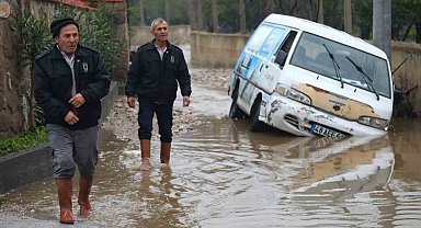 Dere yatağında mahsur kalan iki araç belediye ekipleri tarafından kurtarıldı