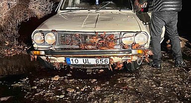 Dereden karşıya geçen otomobil akıntıya kapıldı, 2 kişi mahsur kaldı