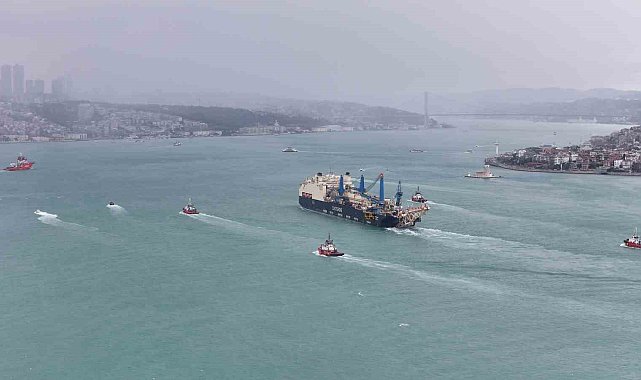 Derin denizlerde boru döşeme gemisi 'Castorone' İstanbul Boğazı'ndan geçti