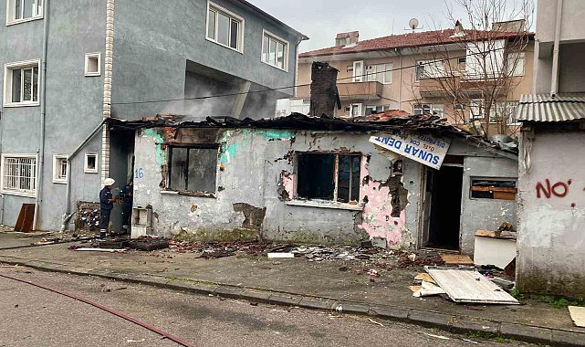 Derince'de 5 gün önce boşatılan gecekondu alevlere teslim oldu