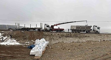 Devrilen sürücüsü yaralandı, 27 ton şeker ziyan oldu