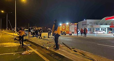Direksiyon hakimiyetini kaybeden sürücü direklere çarparak durdu