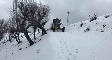 Diyarbakır'da kardan kapanan 300 kilometrelik yol ulaşıma açıldı