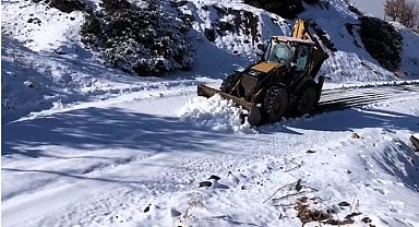 Diyarbakır'da kardan kapanan yollar ulaşıma açıldı
