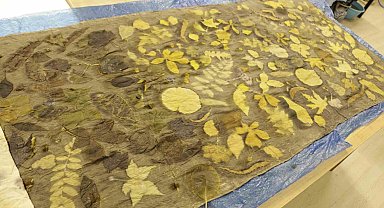 Doğadan topladıkları bitkileri kaynatarak kenevir kumaşlarını renklendiriyorlar