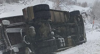 Domaniç-İnegöl karayolunda tır kazası: 2 yaralı