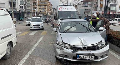 Dönel kavşakta ciple otomobil çarpıştı: 1 yaralı