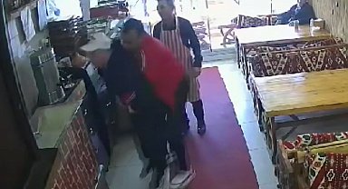 Down sendromlu vatandaşı heimlich manevrası kurtardı: O anlar güvenlik kamerasına yansıdı