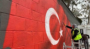 Dulkadiroğlu Belediyesi'nden duvar yazıları yerine Türk Bayrağı