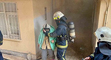 Dumanlar arasında kalan yaşlı kadına itfaiye nefes oldu