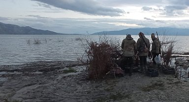 Eğirdir Gölü'nde belgesiz avlanan 2 avcıya ceza