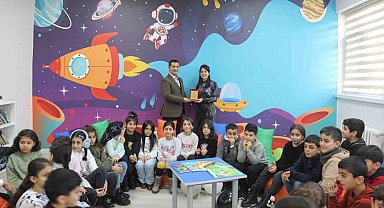 Eğitim gönüllüsünden Genç'teki okula kütüphane