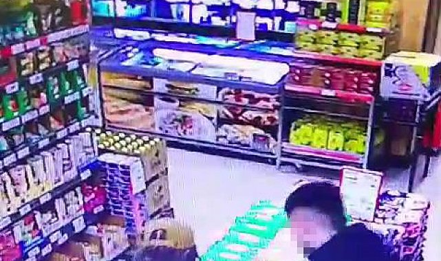 Elazığ'da bir grup genç, reyondaki ürünleri yiyip hiçbir şey olmamış gibi çıktı
