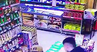 Elazığ'da bir grup genç, reyondaki ürünleri yiyip hiçbir şey olmamış gibi çıktı