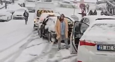Elazığ'da kar yağışı sonrası zincirleme kaza: 10 araç birbirine girdi