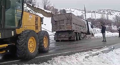 Elazığ'da karlı yolda kayarak yoldan çıkan tırı, ekipler kurtardı