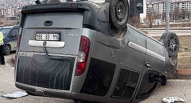 Elazığ'da otomobil ile hafif ticari araç çarpıştı, 1 kişi yaralandı