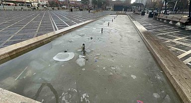 Elazığ'da soğuk hava ve don etkili oldu, süs havuzları buz tuttu