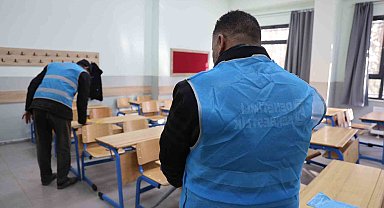 Elazığ'da yükümlüler okulu temizledi