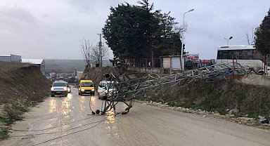 Elektrik direği devrildi, fabrikalara giden yol kapandı