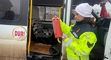 Eleşkirt'te jandarmadan servis araçlarına denetim