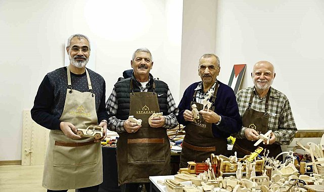 Emekliliğin tadını oyuncak yaparak çıkarıyorlar