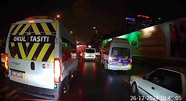 Emniyet şeridine girmeye çalışan minibüs yanındaki aracın aynasını kırdı