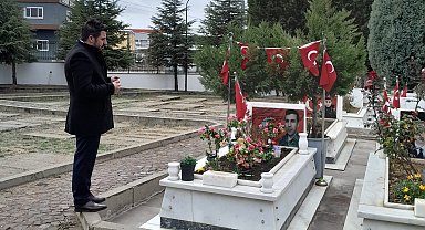 EMŞAV İl Başkanı, şehit aileleriyle birlikte şehitlikleri ziyaret etti