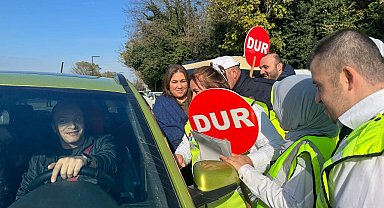 Engelli bireyler trafik görevlisi oldu, sürücüleri uyardı
