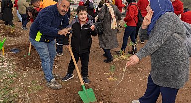 Engelli izciler fidanları toprakla buluşturdu