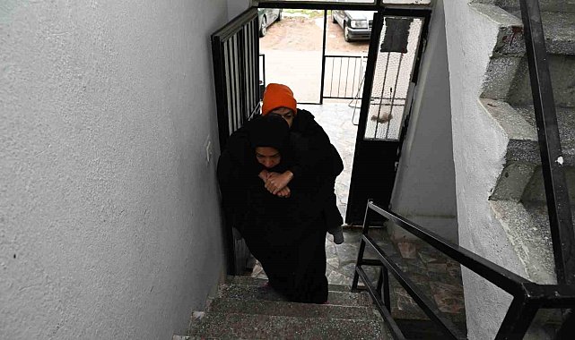Engelli oğlunu yıllardır sırtında taşıyan kalp hastası anneye asansör yardımı