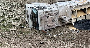 Erpiliç'in yem yüklü kamyonu devrildi: 1 yaralı