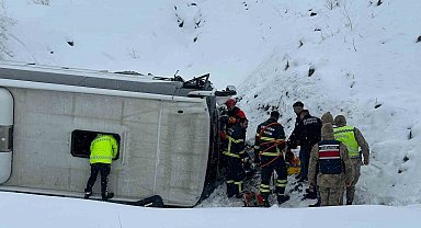 Erzincan-Sivas karayolu Sakaltutan mevkiinde bir otobüsün şarampole yuvarlanması sonucu çok sayıda kişi yaralandı. Olay yerine kurtarma ve sağlık ekipleri sevk edildi.