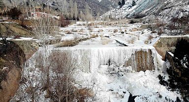 Erzincan'da dereler buz tuttu