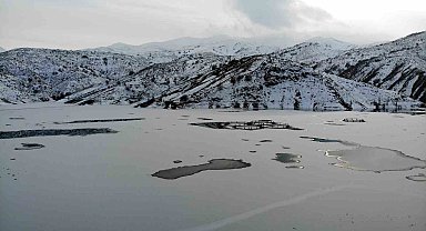 Erzincan'da soğuktan göller buz tuttu