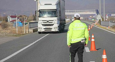 Erzincan'da trafik ekiplerinden zorunlu kış lastiği denetimi