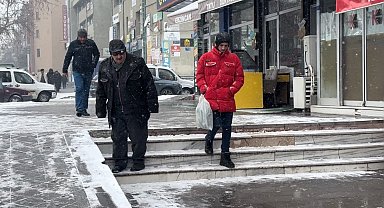 Erzincan'da vatandaşın buz ile imtihanı gülümsetti