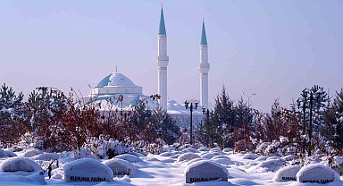 Erzurum buz tuttu, sokak çeşmeleri dondu