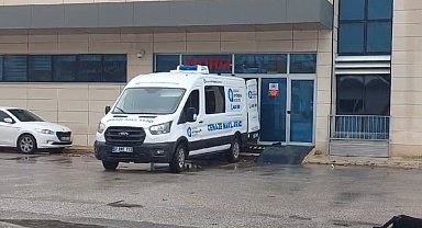 Eski kız arkadaşının babası tarafından bıçaklanan genç, hayata tutunamadı