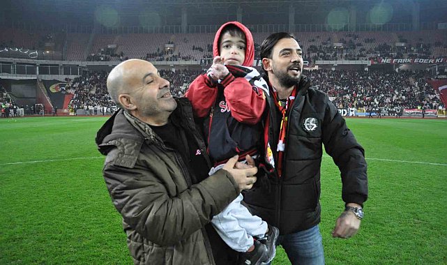 Eskişehirspor'un rekor kırdığı maçta kelebek hastası Nurettin Efe Keskin taraftara üçlü çektirdi