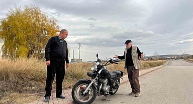 Esnaf kaza sonrası terk edilen motosiklete 2 aydır gözü gibi bakıyor