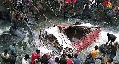 Etiyopya'da yolcu taşıyan kamyon nehre düştü: 66 ölü