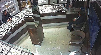 Eyüpsultan'da kuyumcu, borcunu istemeye gelen müşterisini silahla vurdu: O anlar kamerada