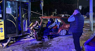 Eyüpsultan'da otomobil ile İETT otobüsünün çarpıştığı kazada 2 kişi hayatını kaybetti