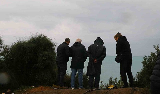 Falezden düşen şahıs ile aracı denizden ve karadan 6 ekiple aranıyor