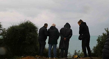 Falezden düşen şahıs ile aracı denizden ve karadan 6 ekiple aranıyor