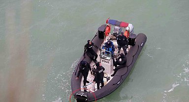 Falezlerden düşen otomobil, özel mıknatısla aranıyor