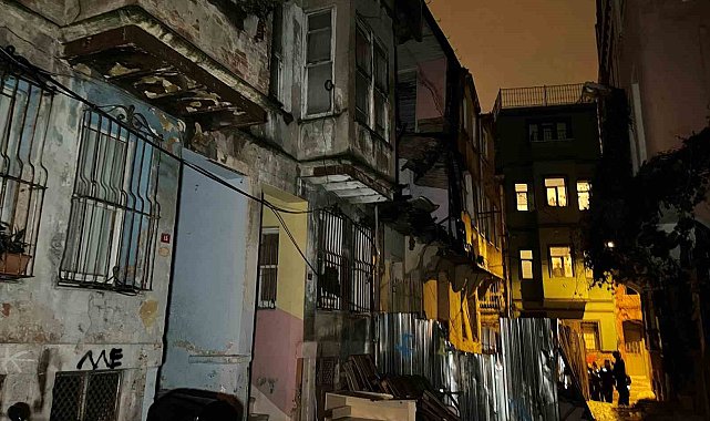 Fatih'te metruk binada çökme meydana geldi: 3 bina tahliye edildi